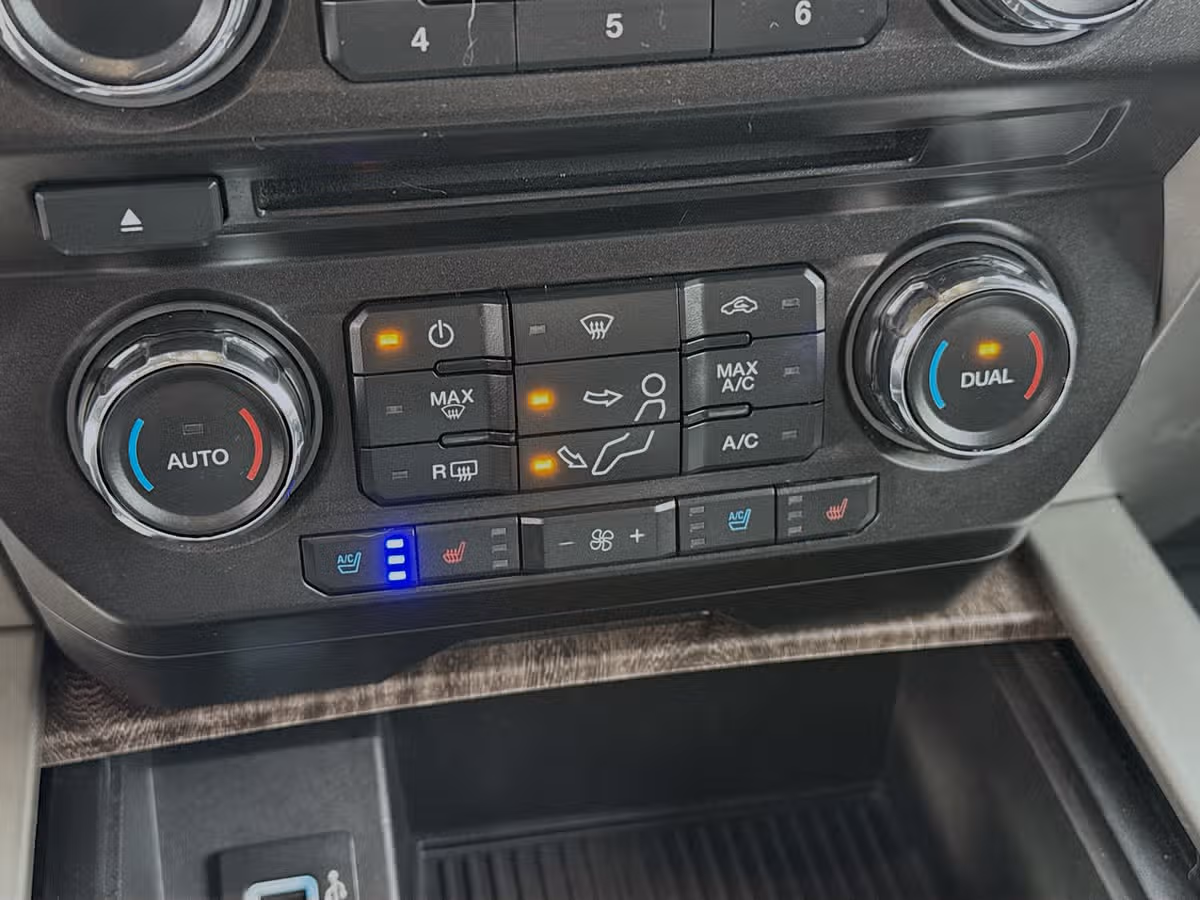 2017 Ford F-350 Super Duty Lariat Crew Cab Image 18