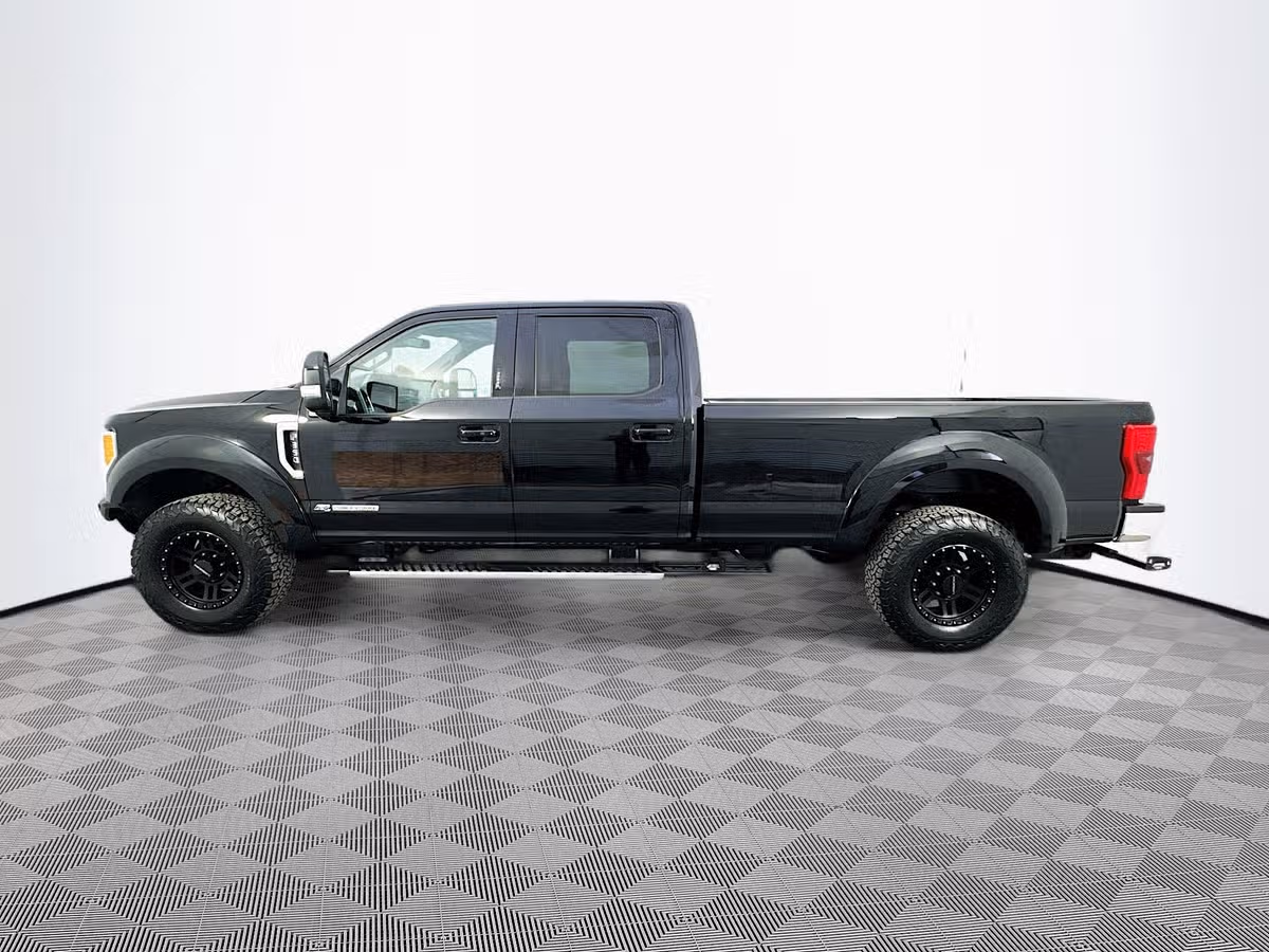 2017 Ford F-350 Super Duty Lariat Crew Cab Image 4