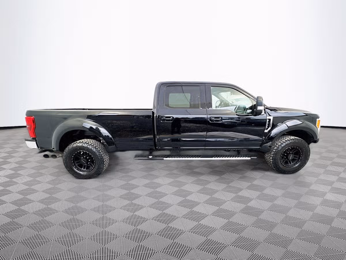 2017 Ford F-350 Super Duty Lariat Crew Cab Image 8