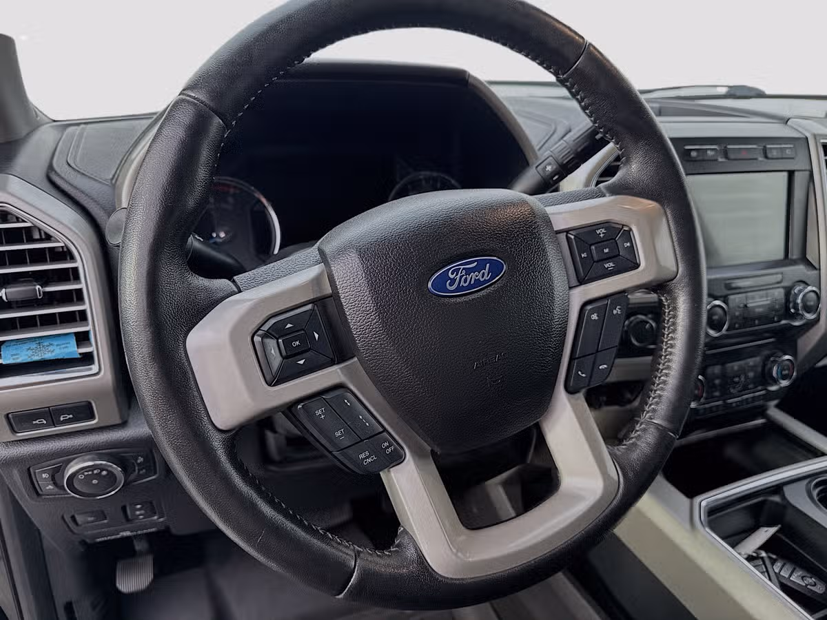2017 Ford F-350 Super Duty Lariat Crew Cab Image 12