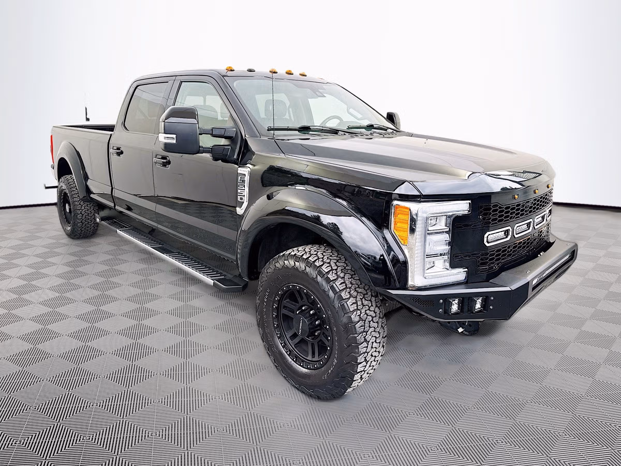 2017 Ford F-350 Super Duty Lariat Crew Cab Image 1
