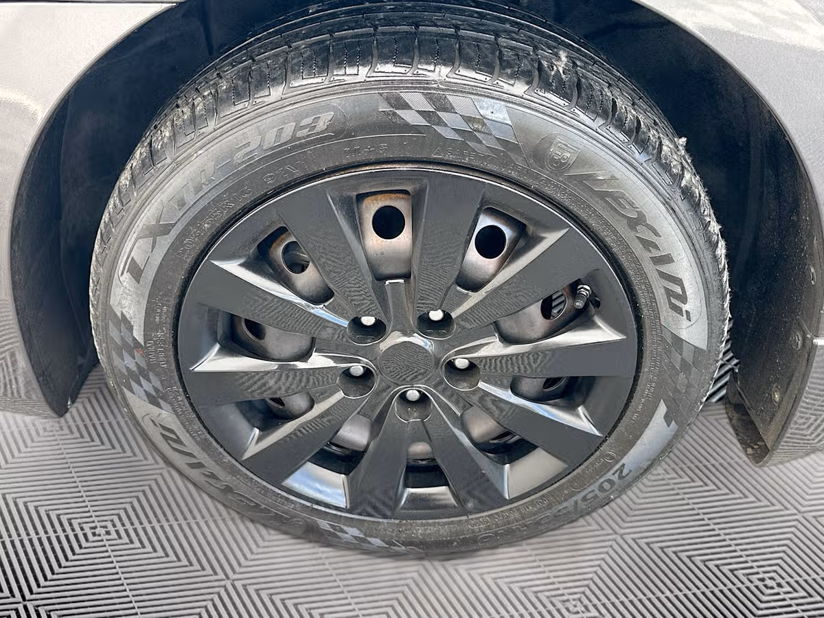 2015 Nissan Sentra SV Image 30