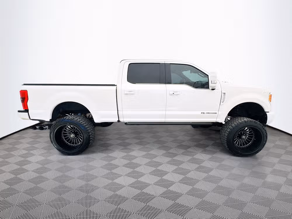 2017 Ford F-350 Super Duty Platinum Crew Cab Image 9