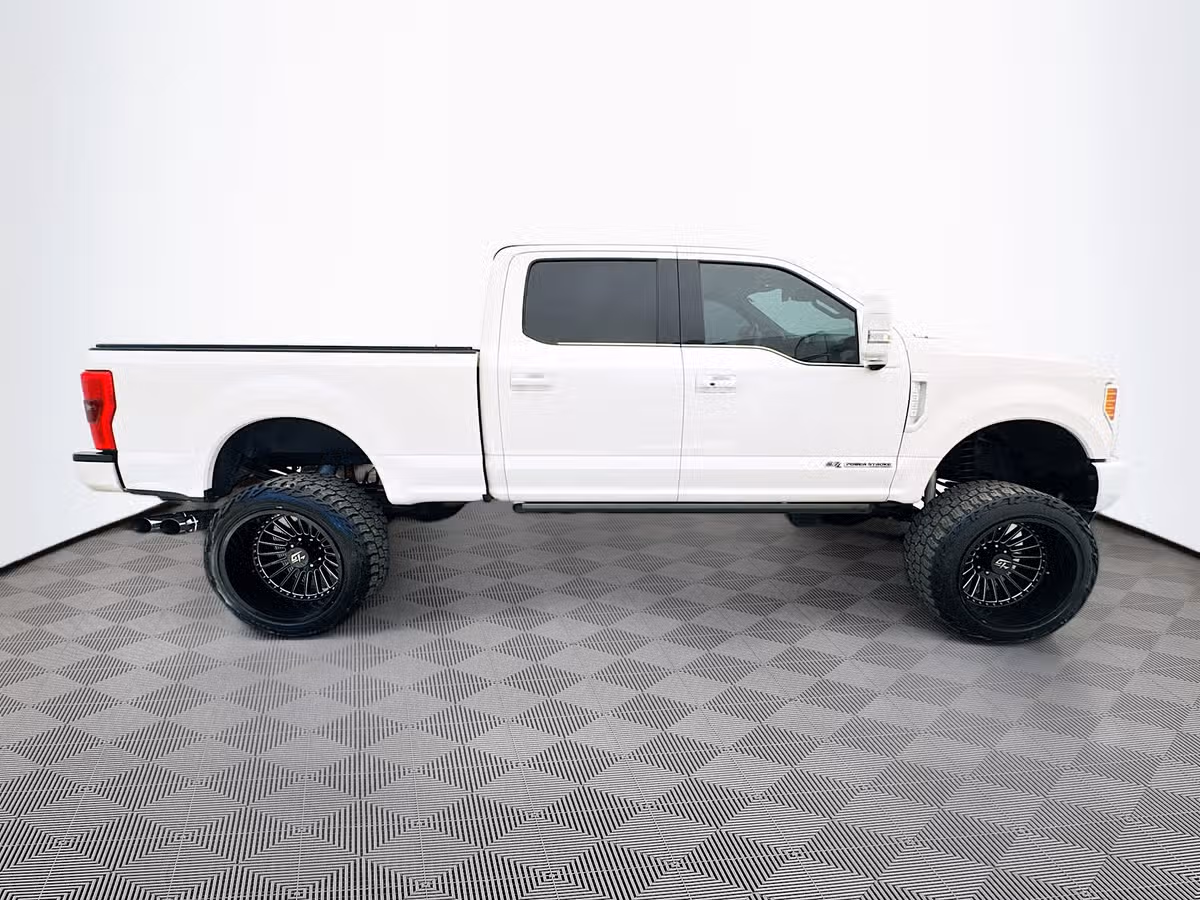 2017 Ford F-350 Super Duty Platinum Crew Cab Image 9