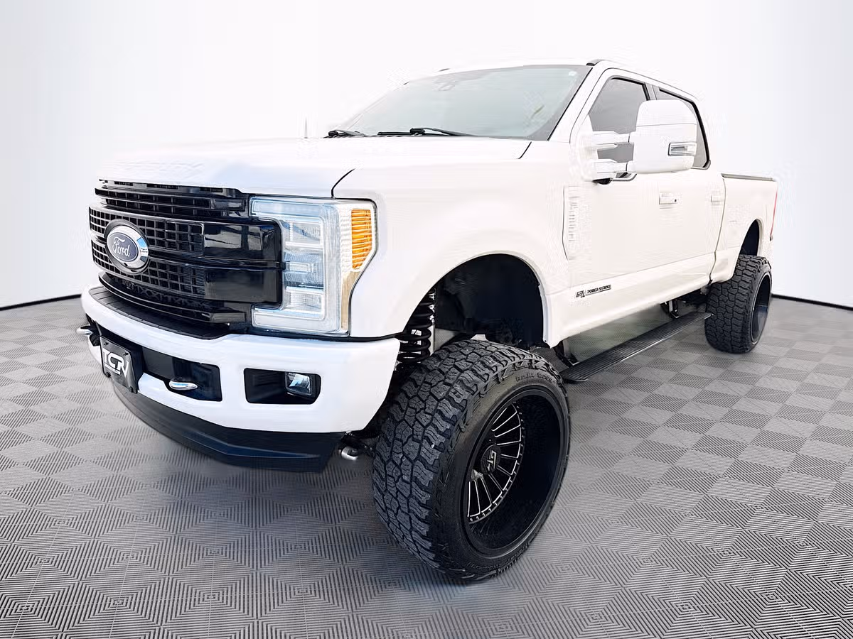 2017 Ford F-350 Super Duty Platinum Crew Cab Image 4