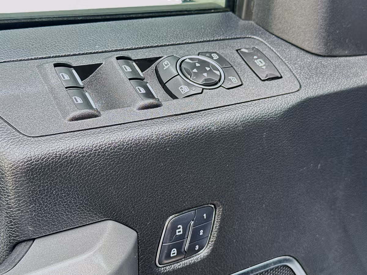 2017 Ford F-350 Super Duty Platinum Crew Cab Image 21