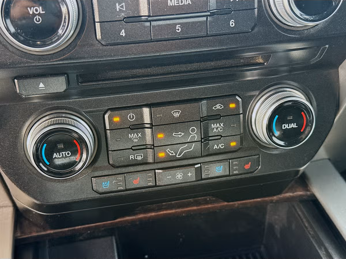 2017 Ford F-350 Super Duty Platinum Crew Cab Image 19