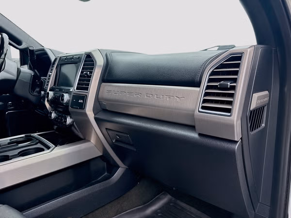 2017 Ford F-350 Super Duty Platinum Crew Cab Image 31