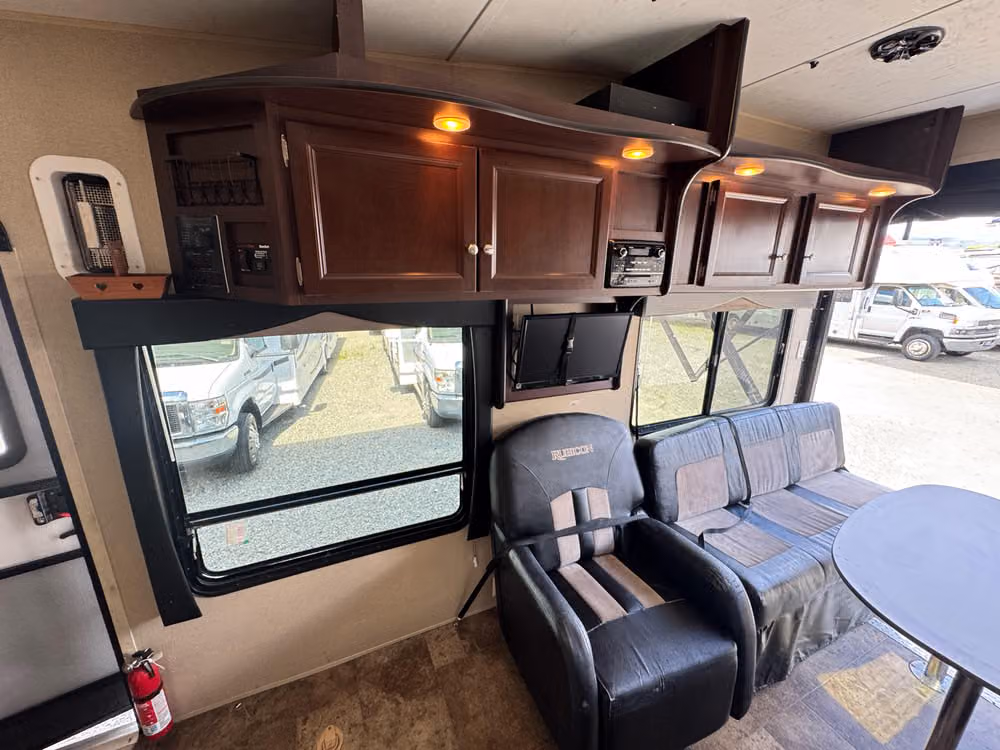 2015 Keystone Retreat Toy Hauler Image 12