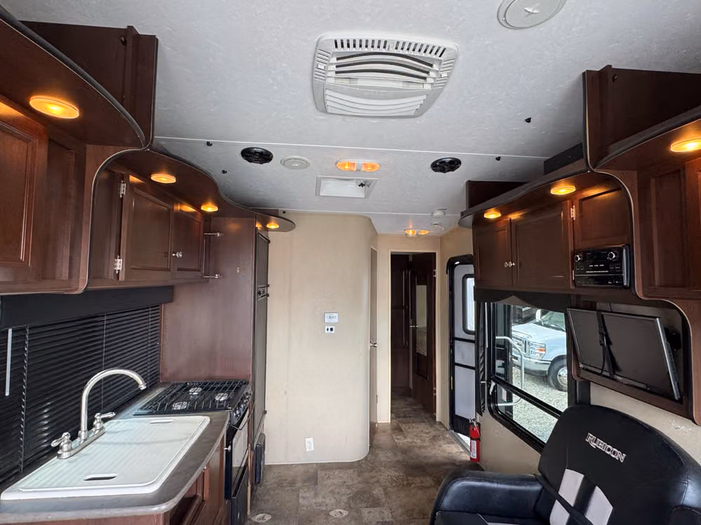 2015 Keystone Retreat Toy Hauler Image 15