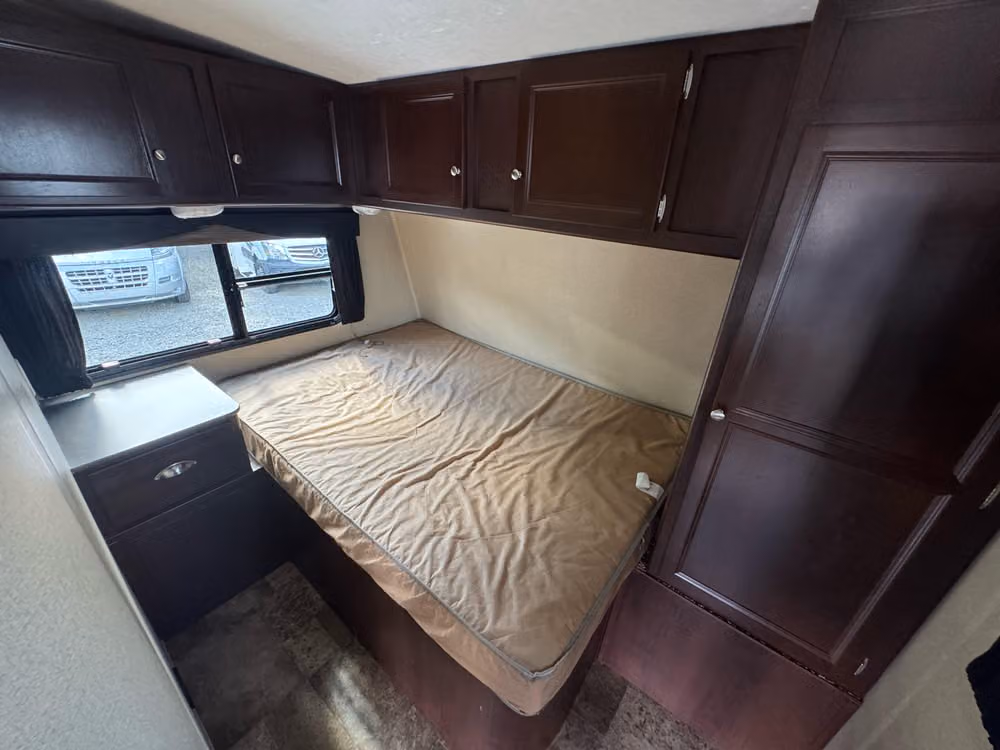 2015 Keystone Retreat Toy Hauler Image 17