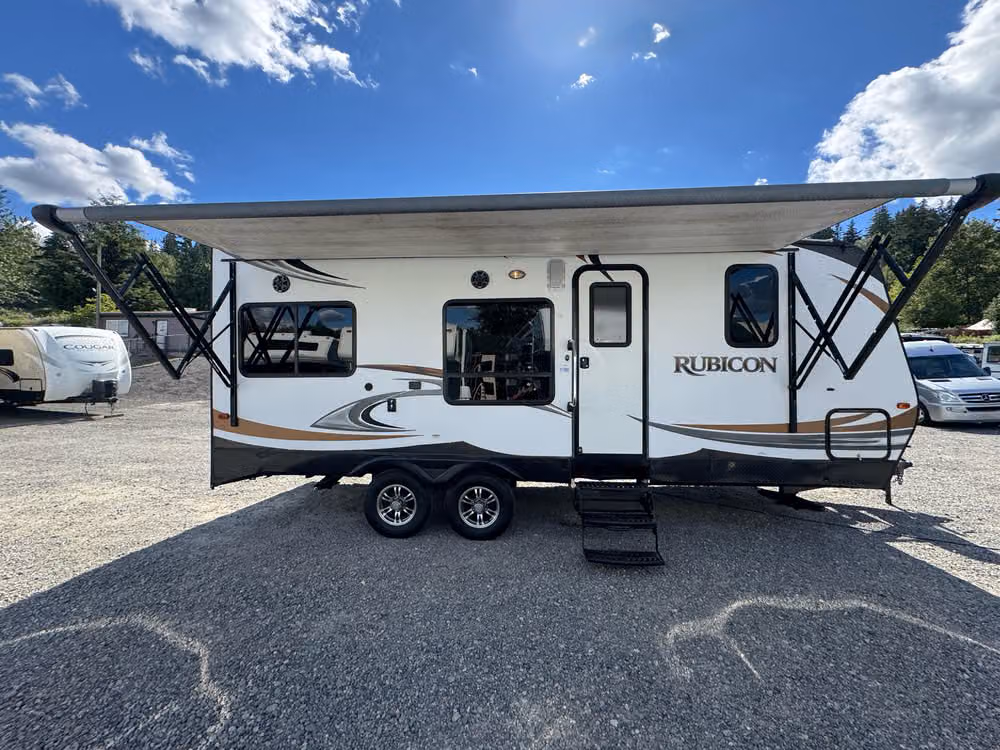 2015 Keystone Retreat Toy Hauler Image 2