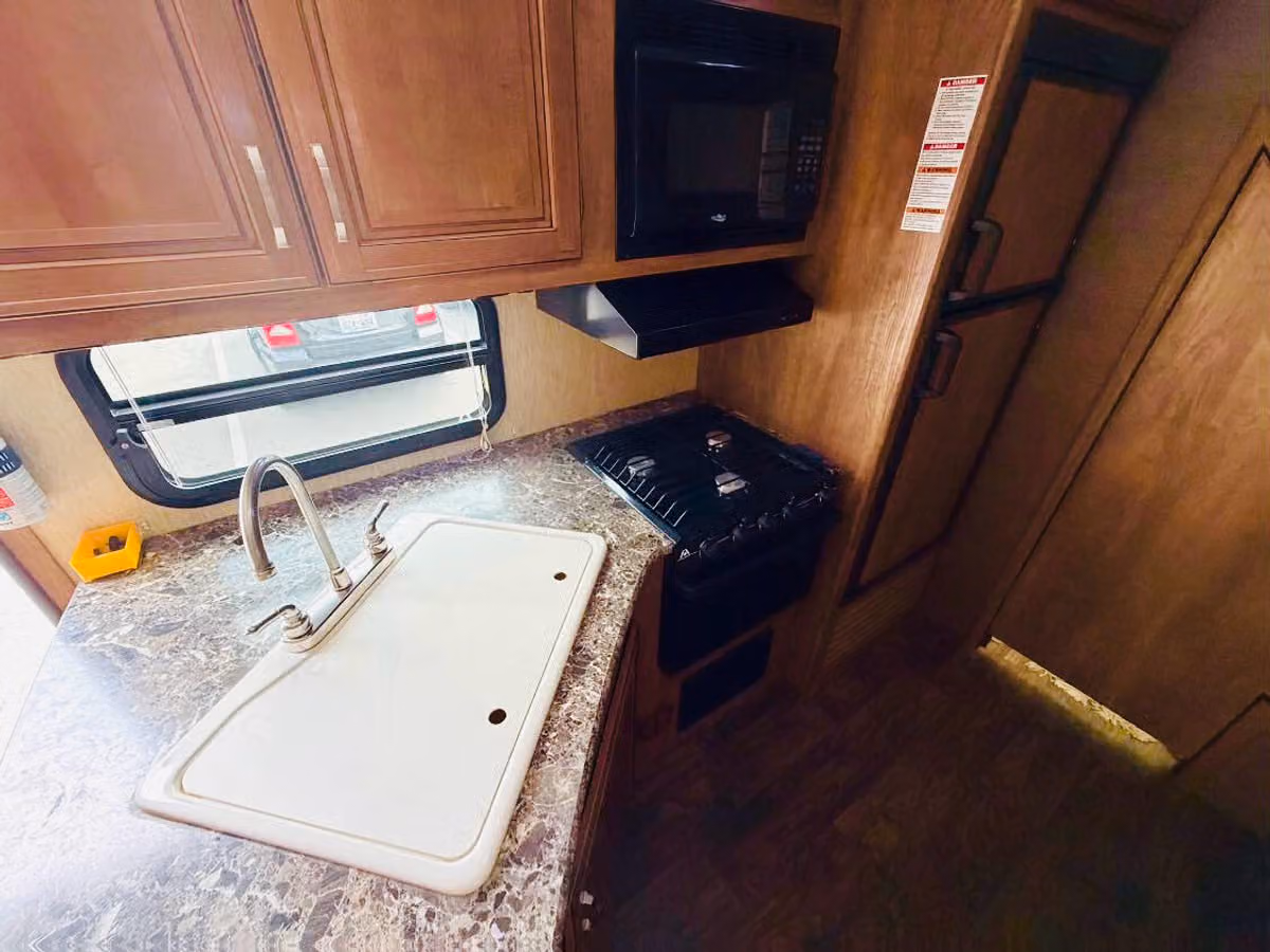 2016 Keystone LAREDO Image 10