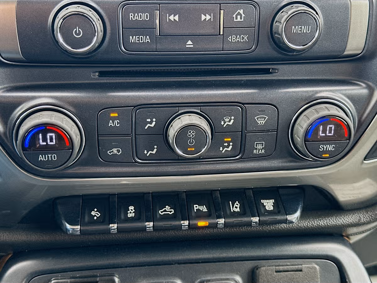 2018 Chevrolet Silverado 2500HD LTZ Crew Cab Image 17