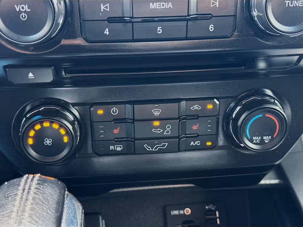 2015 Ford F-150 XLT SuperCrew Image 16