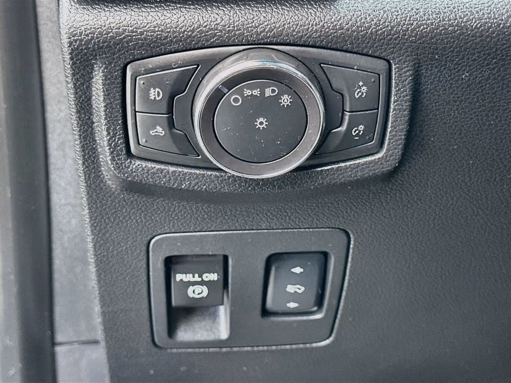 2015 Ford F-150 XLT SuperCrew Image 10