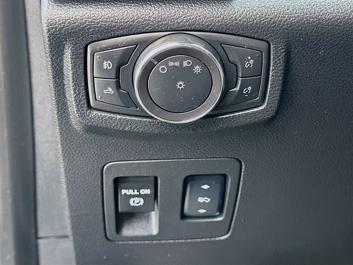 2015 Ford F-150 XLT SuperCrew Image 10