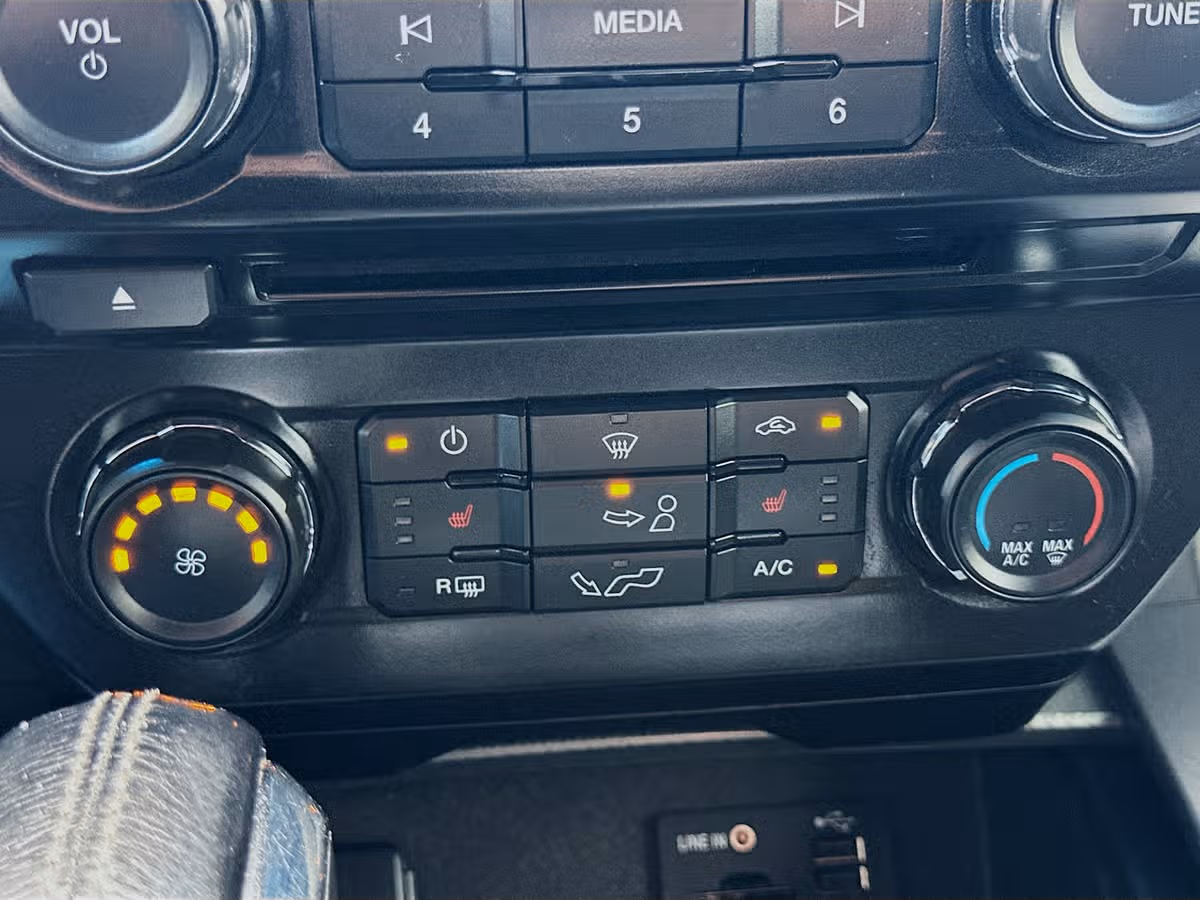 2015 Ford F-150 XLT SuperCrew Image 16