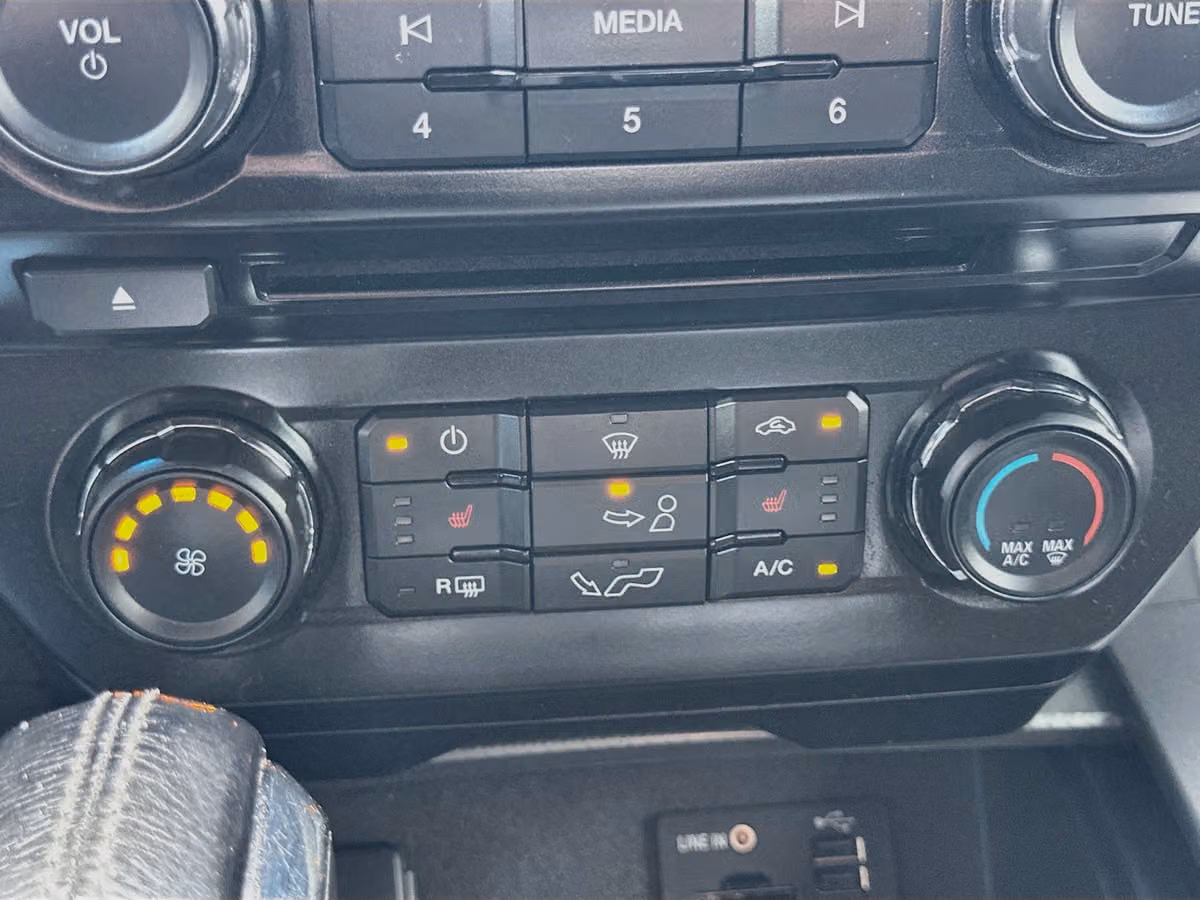 2015 Ford F-150 XLT SuperCrew Image 16