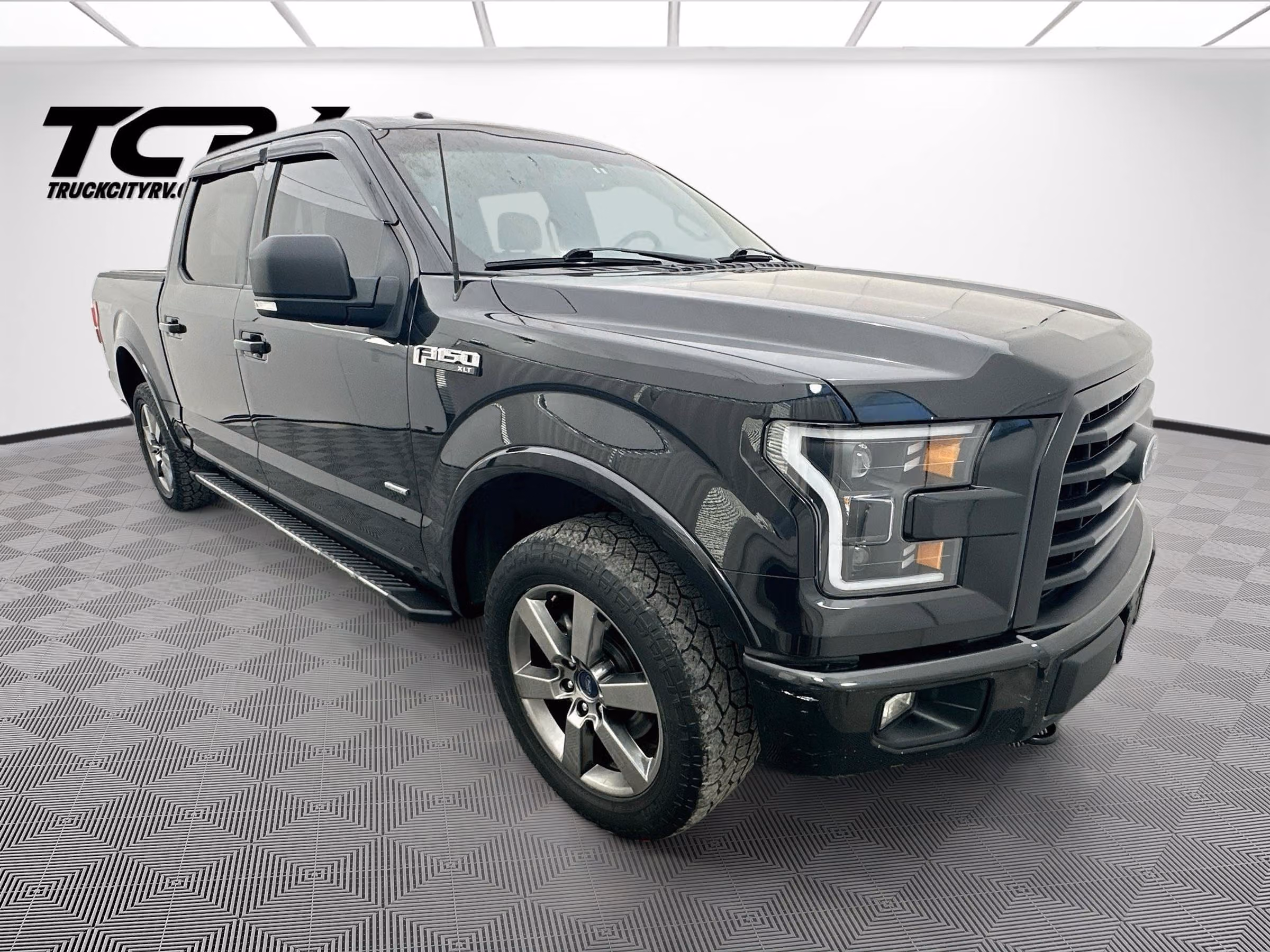 2015 Ford F-150 XLT SuperCrew Image 1