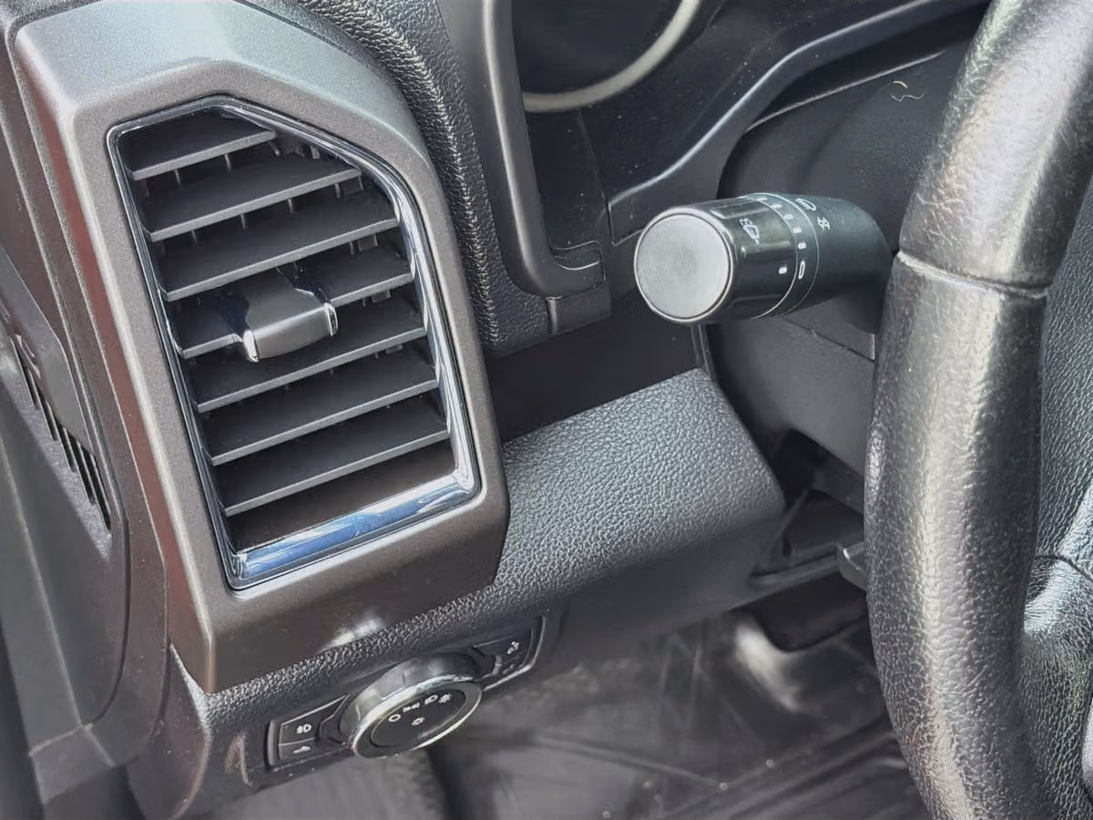 2015 Ford F-150 XLT SuperCrew Image 10