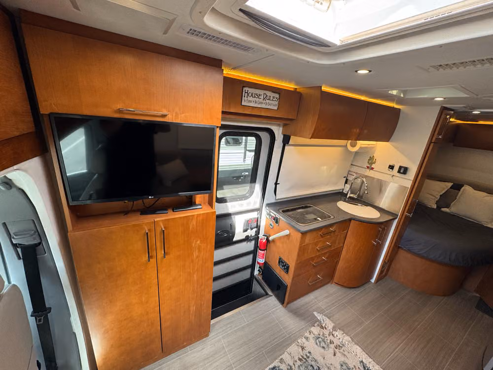 2019 Leisure Travel Vans Unity Class B Diesel Image 12