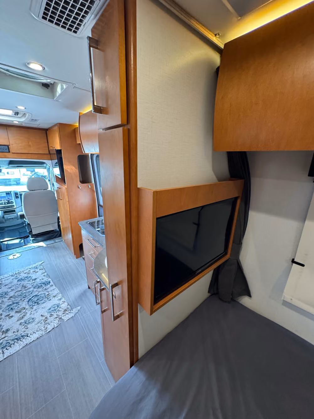 2019 Leisure Travel Vans Unity Class B Diesel Image 15