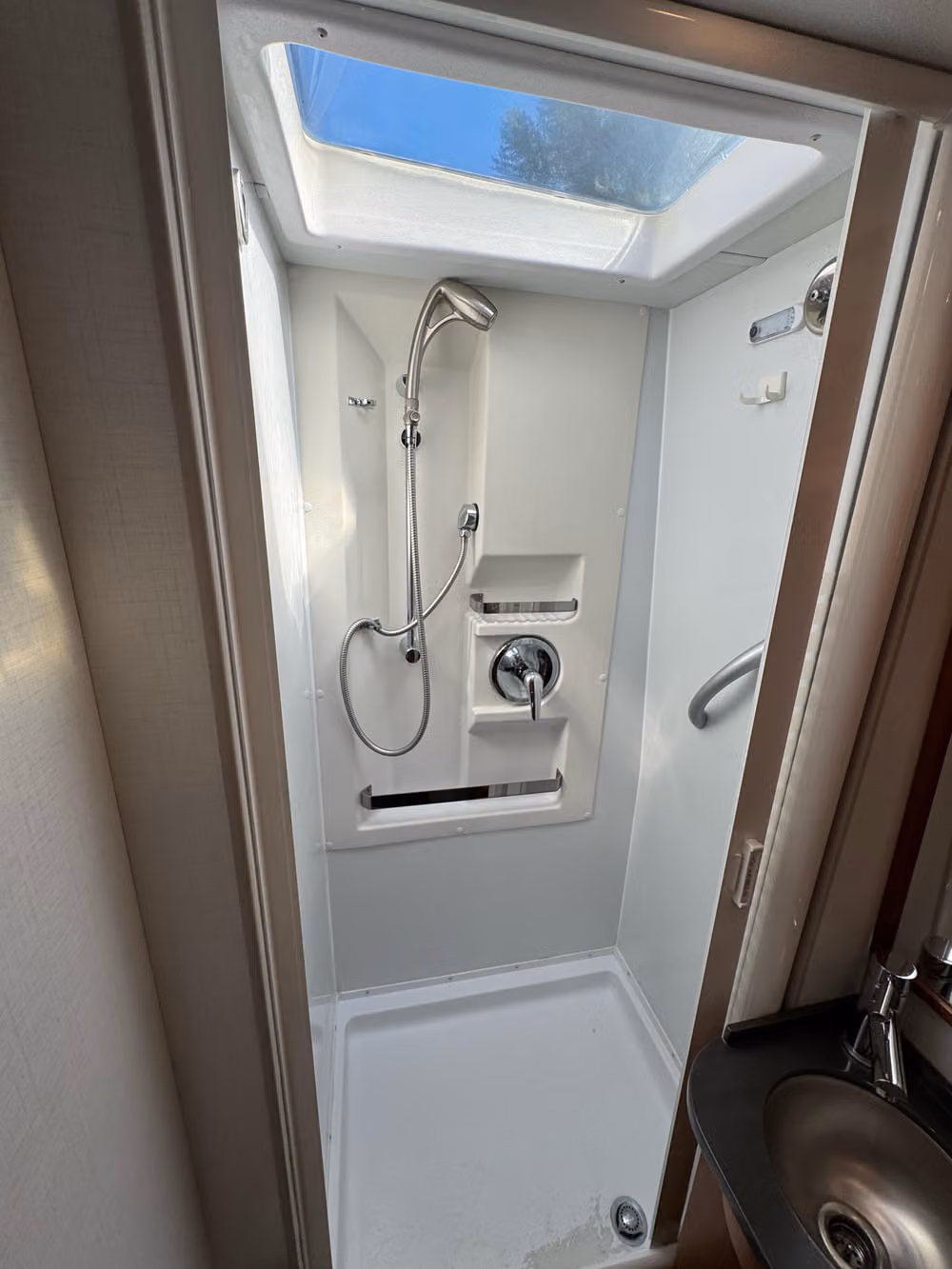 2019 Leisure Travel Vans Unity Class B Diesel Image 17