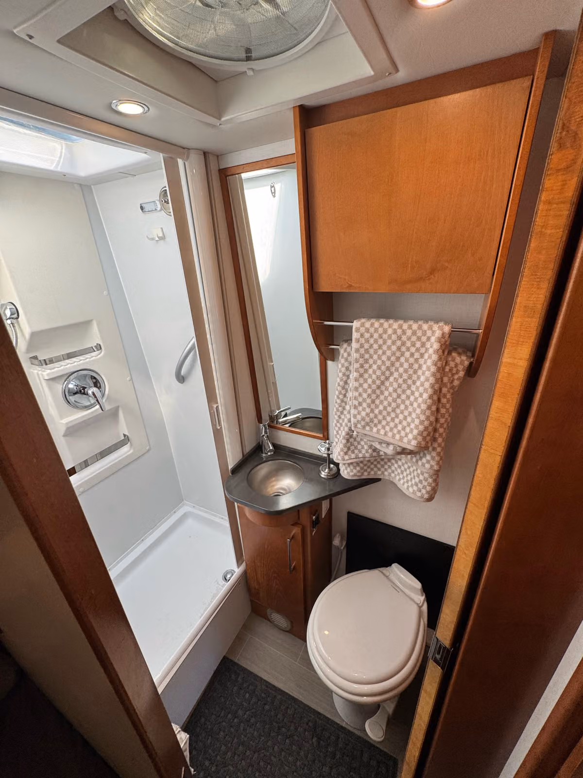 2019 Leisure Travel Vans Unity Class B Diesel Image 16