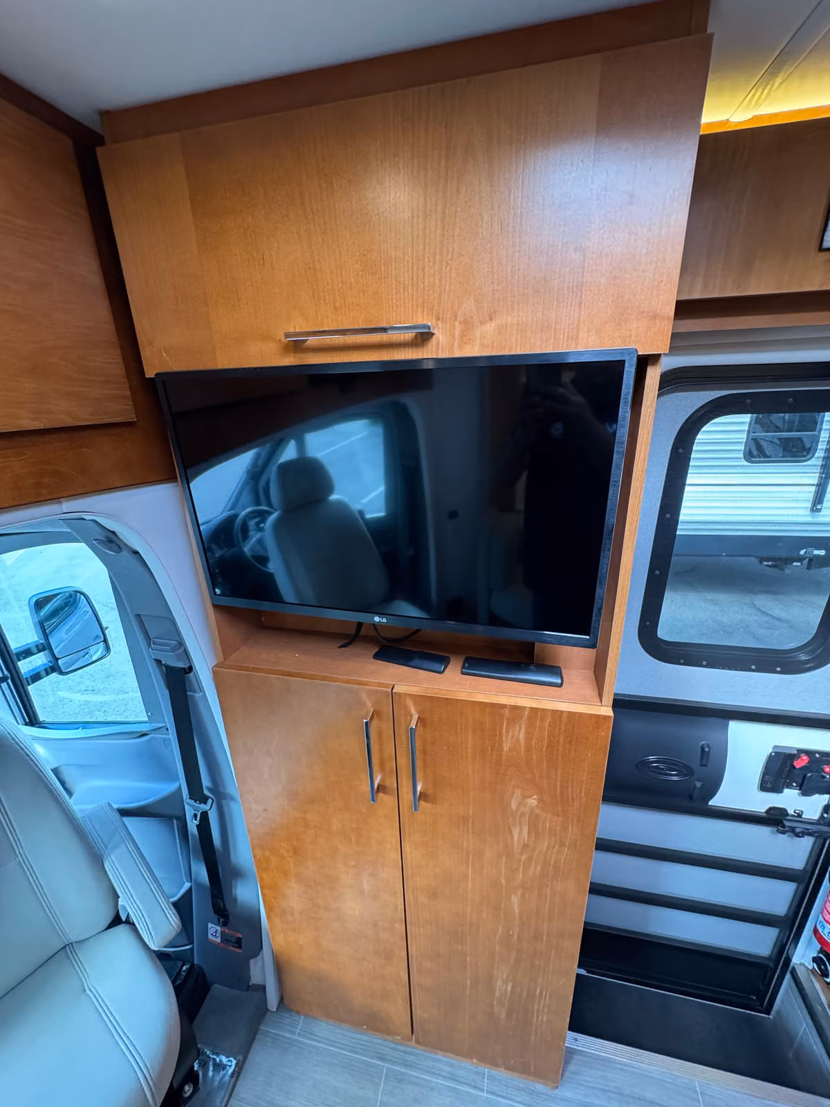 2019 Leisure Travel Vans Unity Class B Diesel Image 26