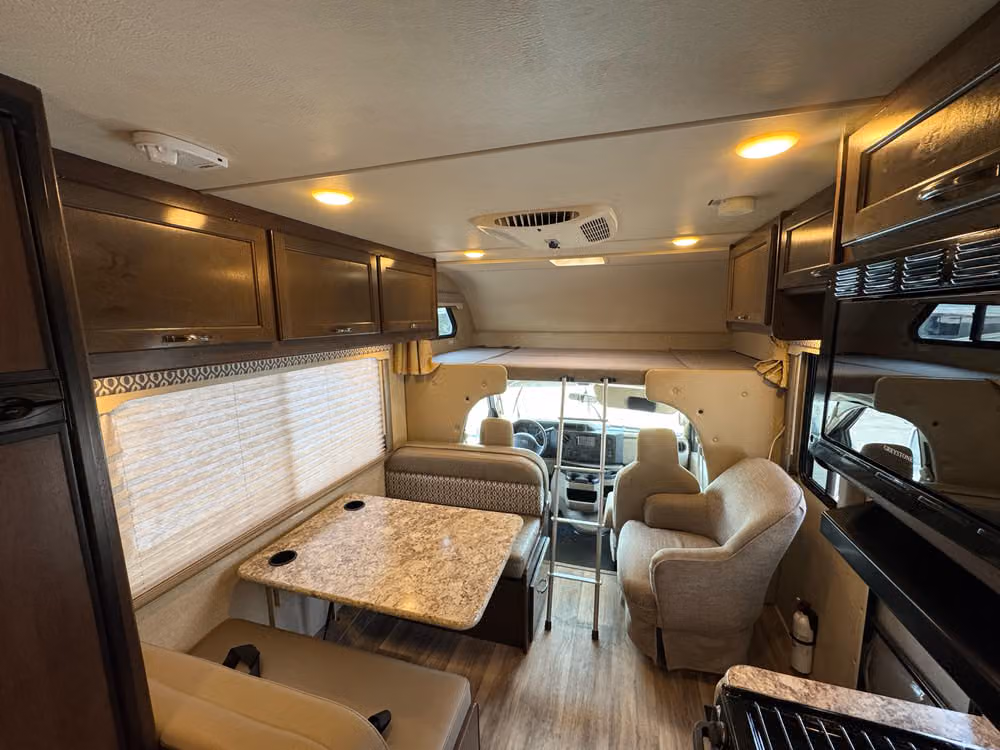 2016 Thor Freedom Elite 24FT Motorhome Image 10
