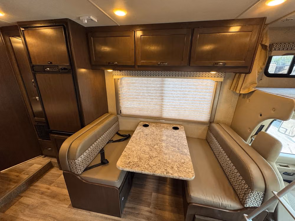 2016 Thor Freedom Elite 24FT Motorhome Image 11