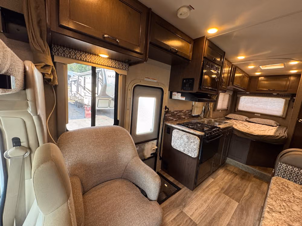 2016 Thor Freedom Elite 24FT Motorhome Image 13