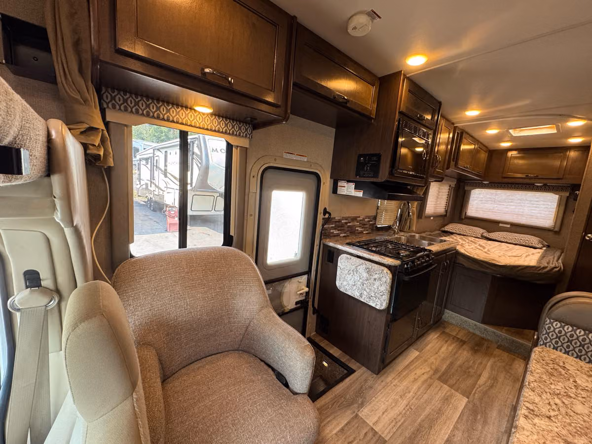 2016 Thor Freedom Elite 24FT Motorhome Image 13