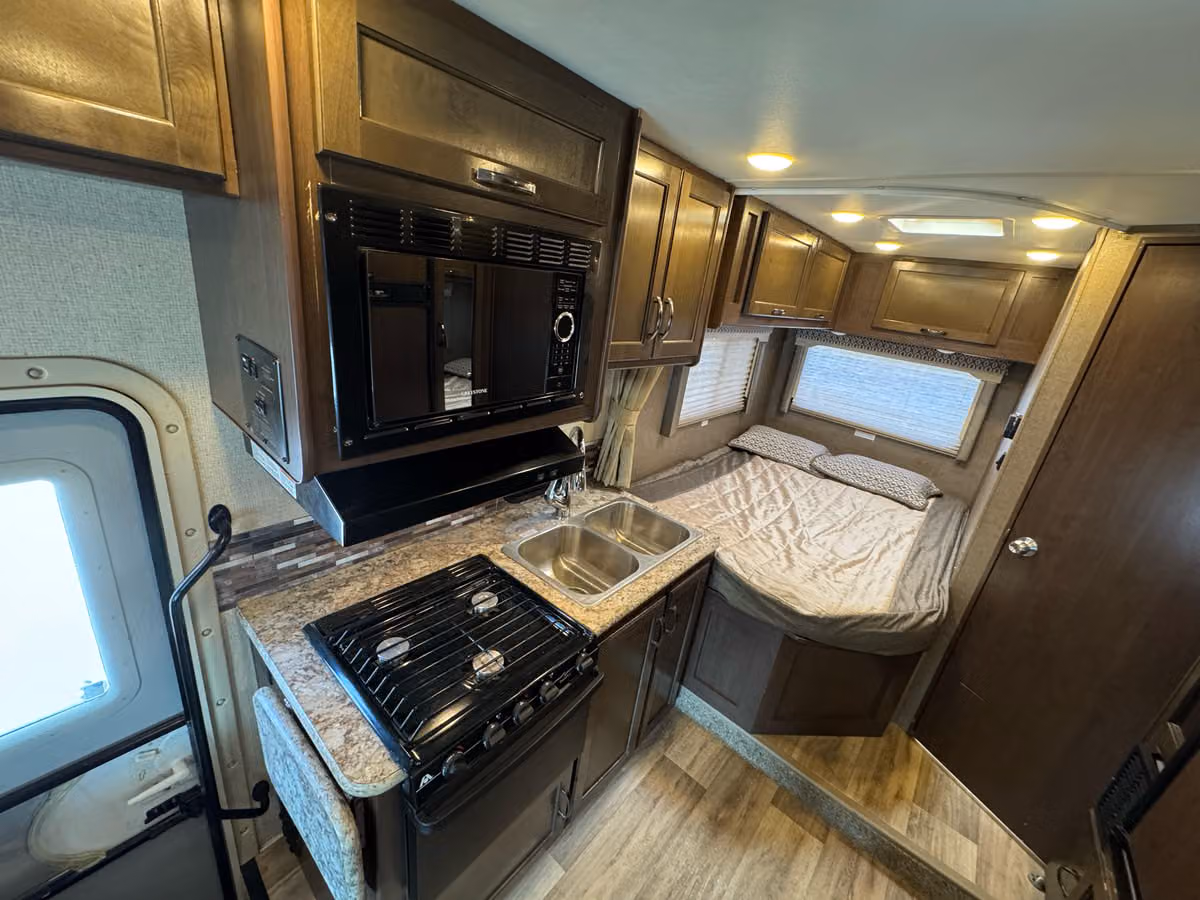 2016 Thor Freedom Elite 24FT Motorhome Image 14