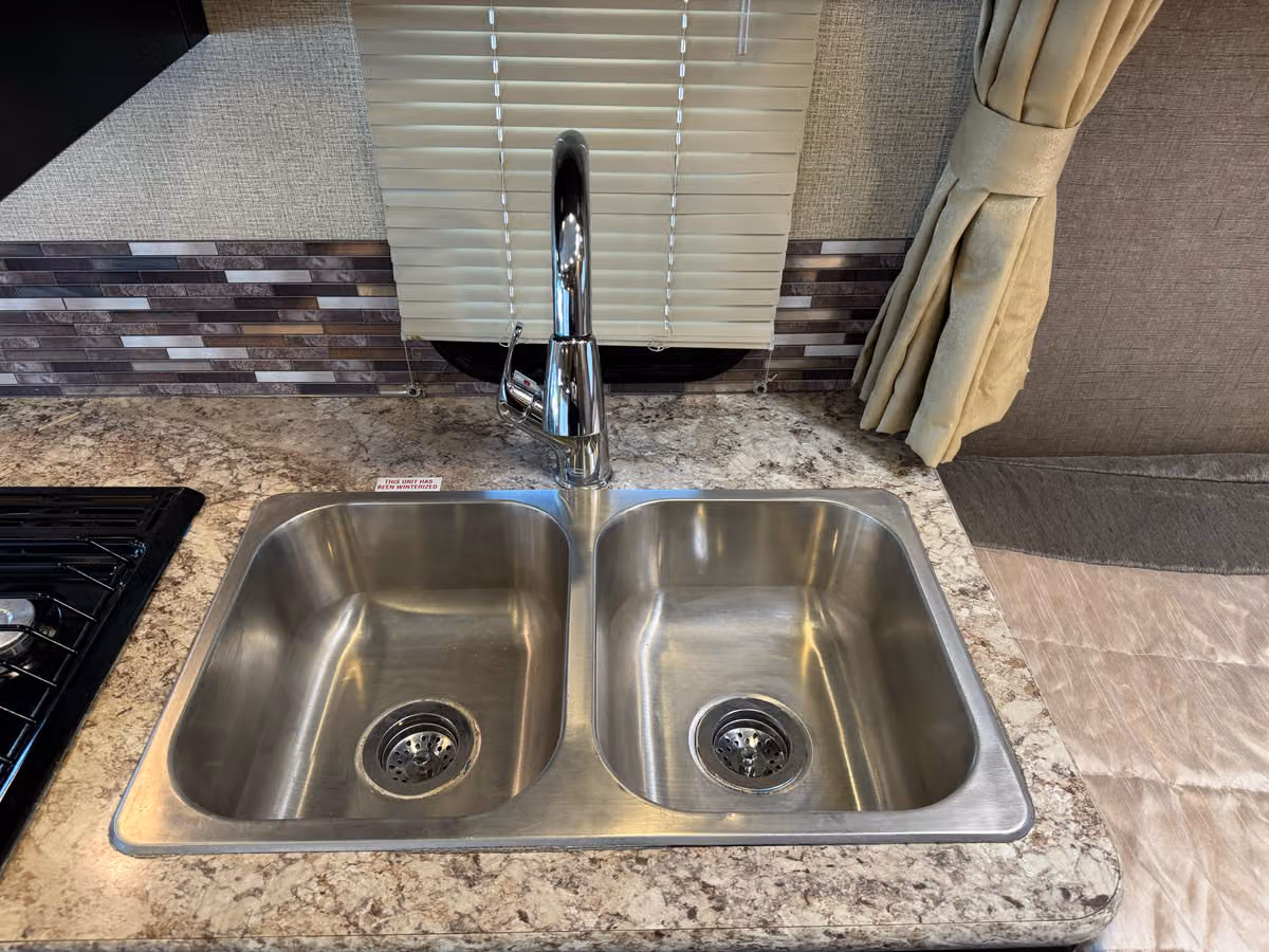 2016 Thor Freedom Elite 24FT Motorhome Image 21
