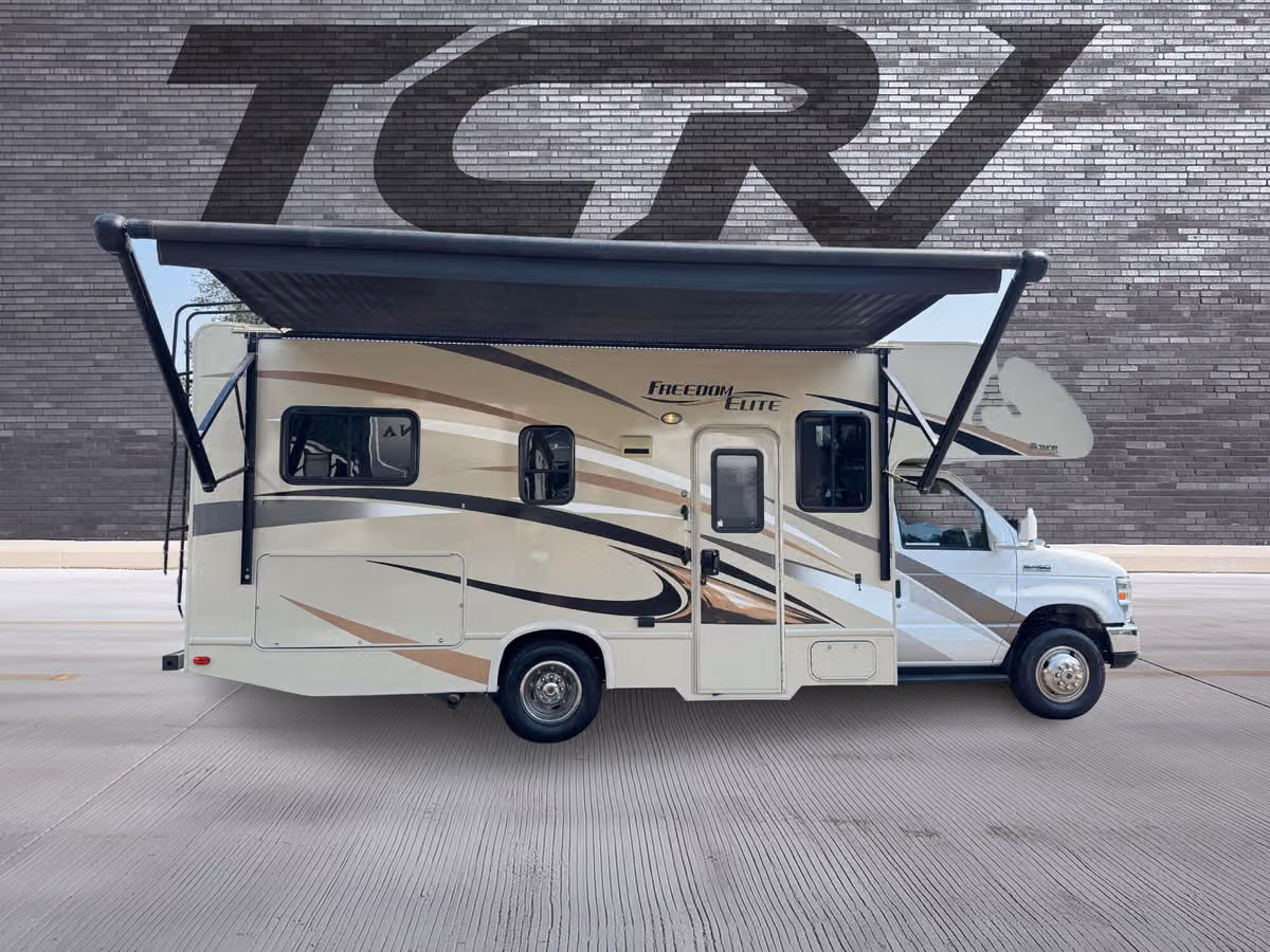 2016 Thor Freedom Elite 24FT Motorhome Image 3