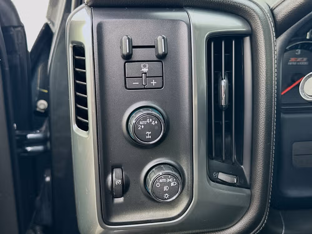 2017 Chevrolet Silverado 1500 LTZ Z71 Crew Cab Image 10