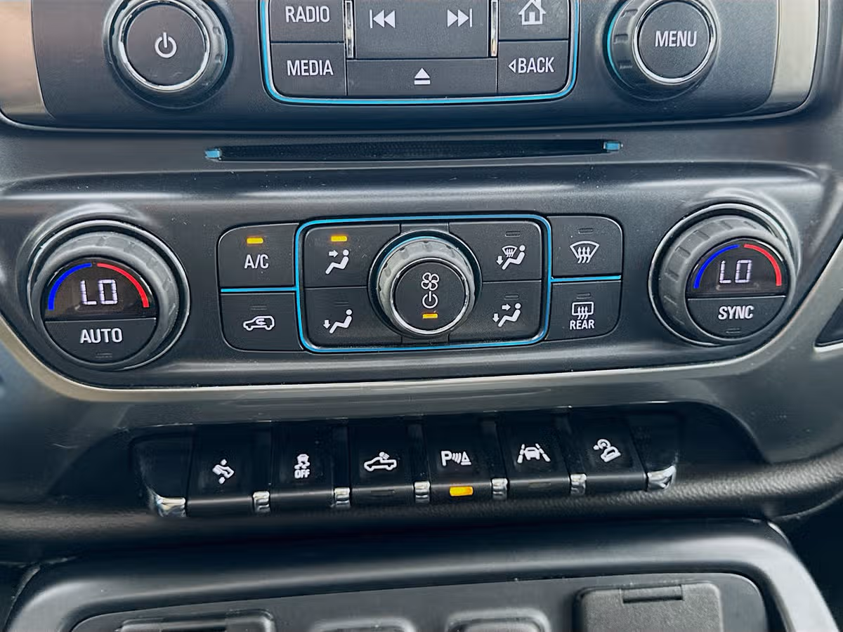 2017 Chevrolet Silverado 1500 LTZ Z71 Crew Cab Image 18