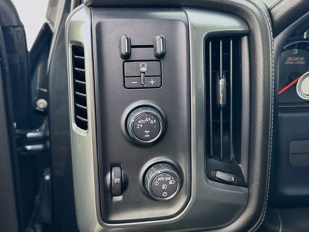 2017 Chevrolet Silverado 1500 LTZ Z71 Crew Cab Image 10