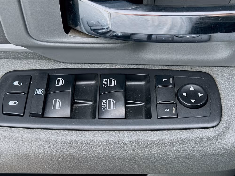 2017 Ram 2500 SLT Crew Cab Diesel 4x4 Image 16