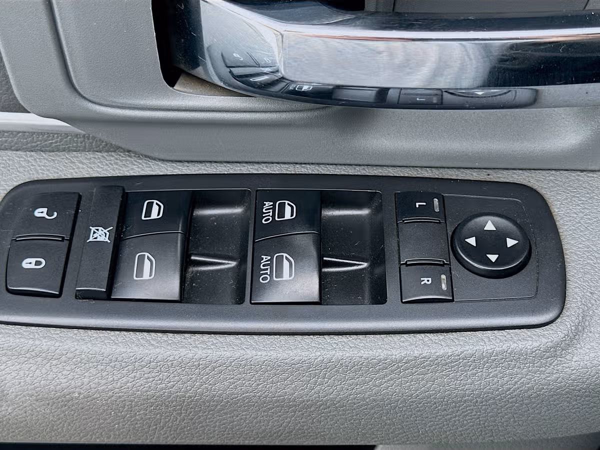 2017 Ram 2500 SLT Crew Cab Diesel 4x4 Image 16