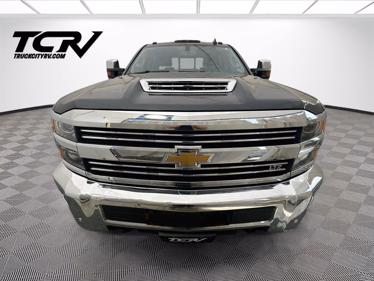 2019 Chevrolet Silverado 3500HD LTZ Crew Cab Image 2