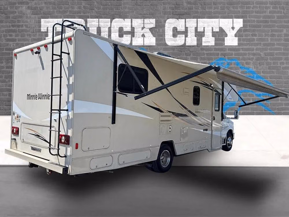 2016 Winnebago Minnie Winnie 28ft Class C Motorhome Slide Out Image 3