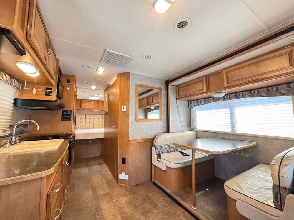 2016 Winnebago Minnie Winnie 28ft Class C Motorhome Slide Out Image 8
