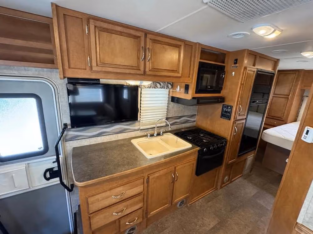 2016 Winnebago Minnie Winnie 28ft Class C Motorhome Slide Out Image 10