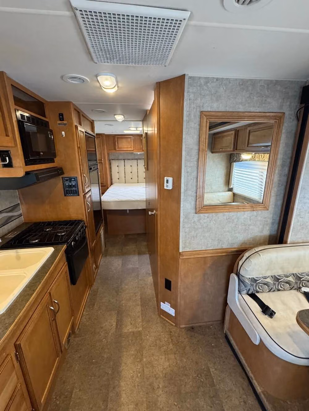2016 Winnebago Minnie Winnie 28ft Class C Motorhome Slide Out Image 11