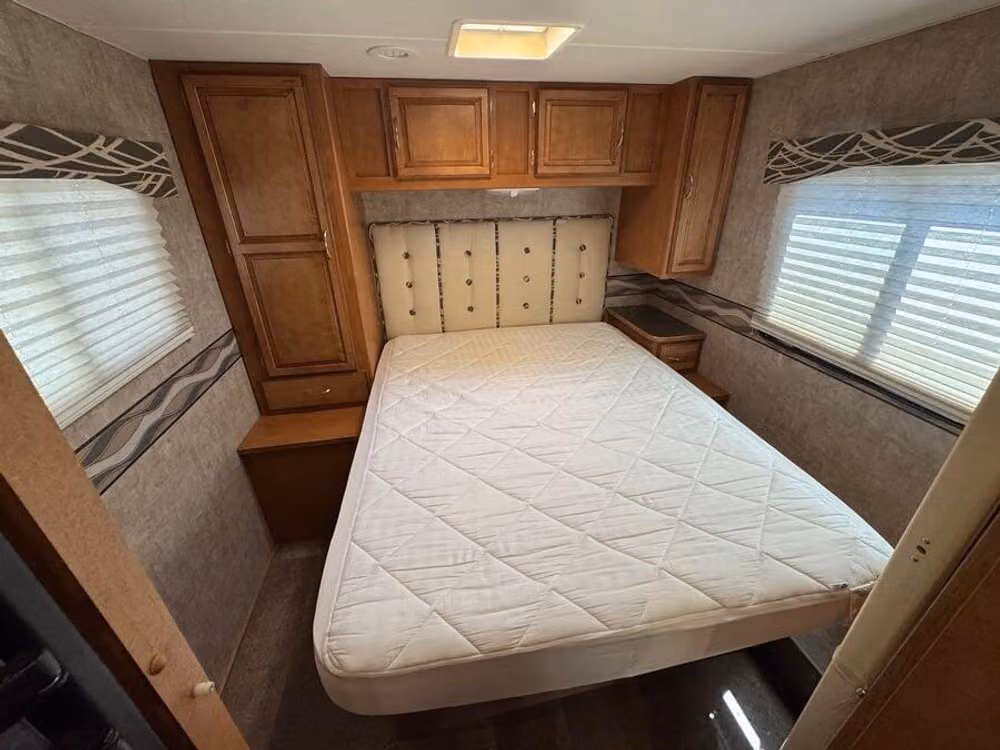 2016 Winnebago Minnie Winnie 28ft Class C Motorhome Slide Out Image 14
