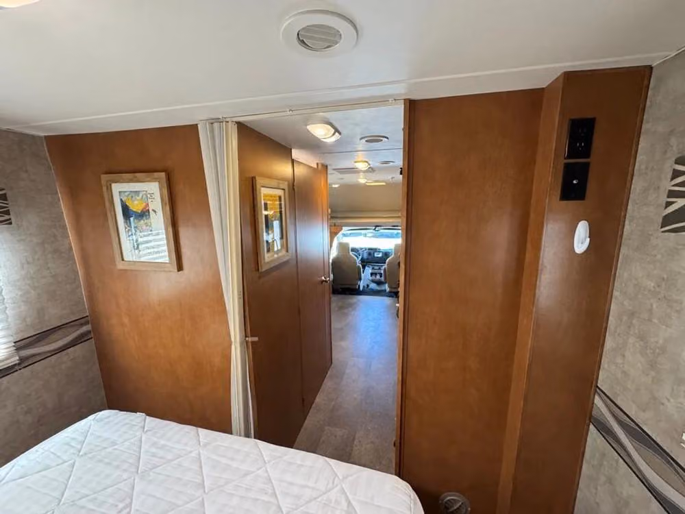 2016 Winnebago Minnie Winnie 28ft Class C Motorhome Slide Out Image 15