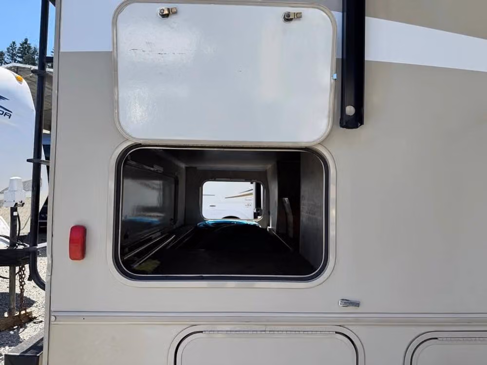 2016 Winnebago Minnie Winnie 28ft Class C Motorhome Slide Out Image 25
